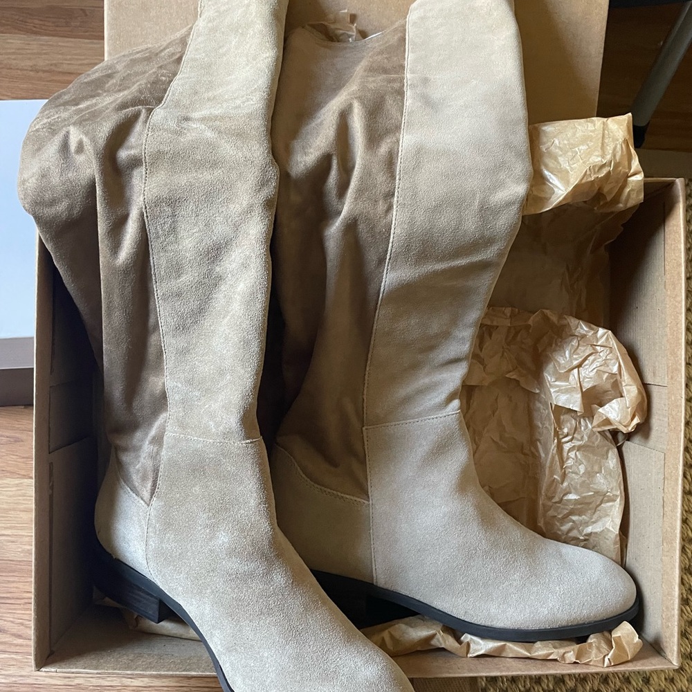Genuine Suede Knee-High wide calf tan boots Sz8 Brand New in box